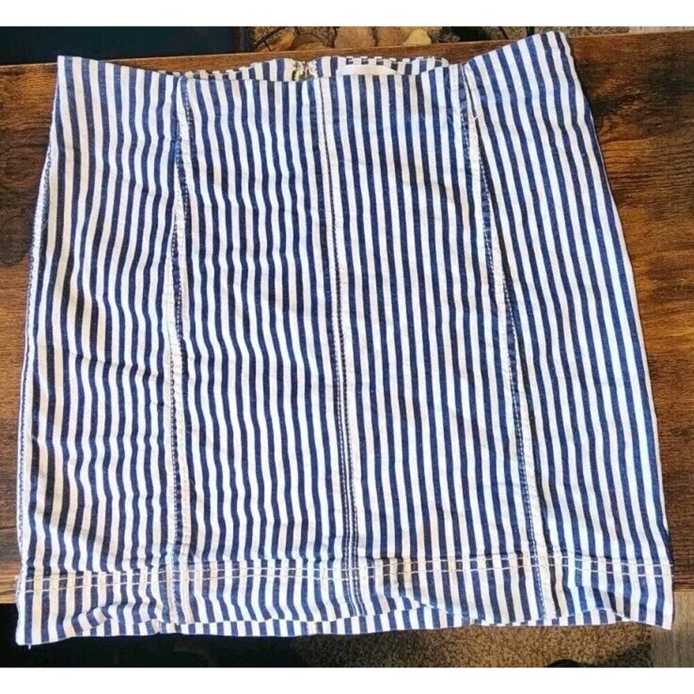 JOLT Blue Striped Denim Short Stretch Skirt. Size 7/28 Blue White